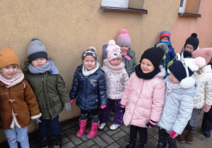 Dzieci idą do przedszkolnego ogrodu